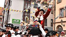 Seit 300 Jahren wird in Sigmaringen gebräutelt: Auf der Stange sitzend, muss ein vor der Heirat stehender Mann (oder jemand in einer ...