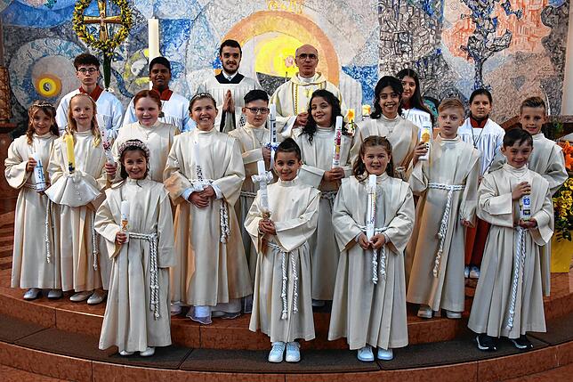 Insgesamt 28 Mädchen und Buben feierten am Wochenende in St. Georgen ihre Erstkommunion. Da aufgrund der Schäden am Boden der St. ...