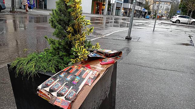 Die Reste von Feuerwerkskörpern liegen am Dienstag, 2. Januar 2024, an der Bismarckstraße in Waldshut.