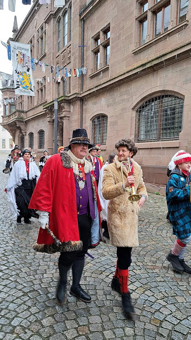 Zunftmeister Holger Schank (links) vor acht Tagen, als er seines närrischen Amtes waltete und am Schmotzigen die Schülerbefreiung anordnete.