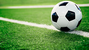 Der Ball ist rund, ein Spiel dauert 90. Minuten – beim SV Hammereisenbach läuft es rund. Foto: Shutterstock