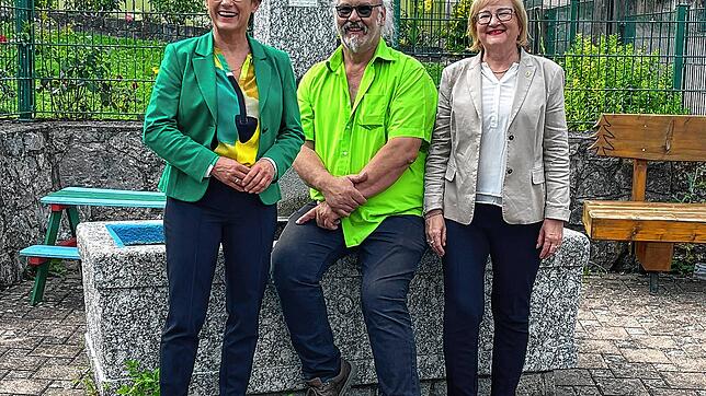 Sabine Kurtz, die Staatssekretärin im Ministerium für Ernährung, ländlichen Raum und Verbraucherschutz Baden-Württemberg (links) und die ...