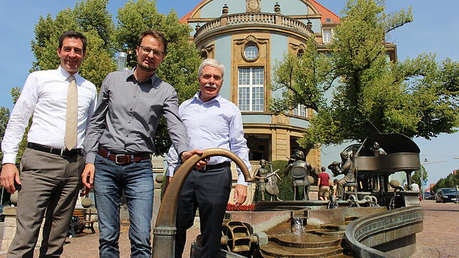 Kai Baudis (Mitte) ist der neue Leiter der Donaueschinger Wasserwerke. Oberbürgermeister Erik Pauly (links) und Bürgermeister Bernhard ...