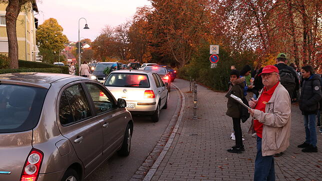 Die Elterntaxis rollen: Reinhard Mohr notiert auf seinem Klemmbrett die Verkehrsverstöße, die vor der Eichendorffschule passieren.