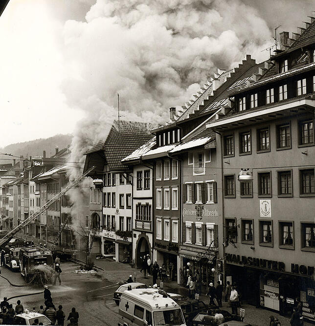 Das Feuer griff schnell auf die zweite Hälfte des Doppelhauses über, auf Nummer 68, damals „Stadtdrogerie“, heute ...