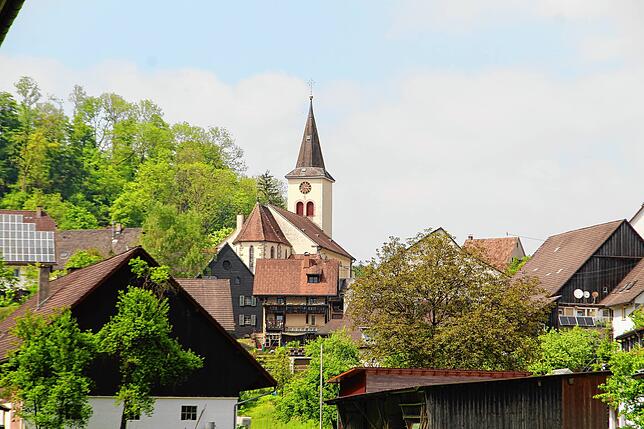 Blick auf kath Kirche Peter und Paul in Lembach.