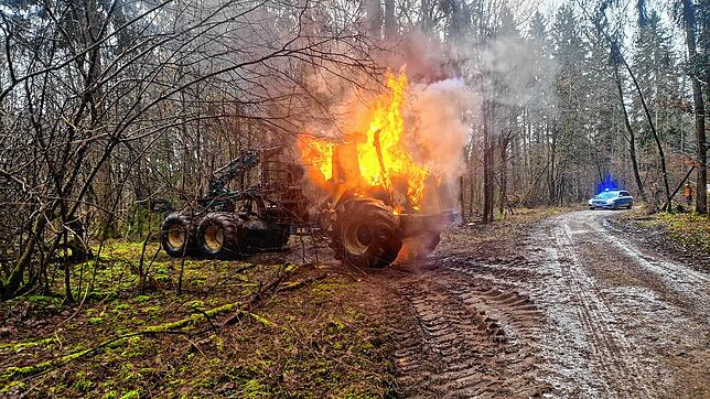 Eine Forstspezialmaschine ist am Donnerstag im Gottmadinger Dellenhau in Brand geraten.