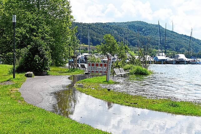 Ein Stückchen trockener Weg zwischen Überflutungen.