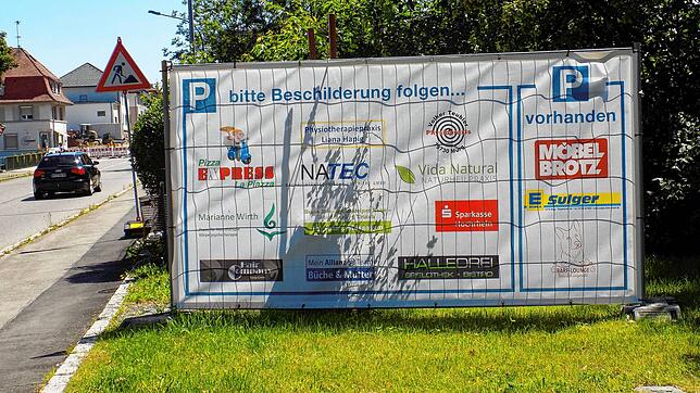 Mit Plakaten (im Bild das Plakat beim Hirschenbrunnen) weist die Gemeinde inzwischen darauf hin, dass und vor allem wie die Geschäfte in ...