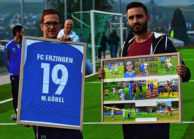 Abschied beim FC Erzingen: Sportchef Patrick Netzhammer (links) bedankte sich bei Manuel Göbel für 26 Jahre Treue zum FC Erzingen, auch ...