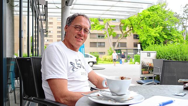 Dieter Baumann vor dem Klinikum Konstanz: Für einen Vortrag bei den Adipositastagen kam der ehemalige Olympiasieger Ende dieser Woche an ...