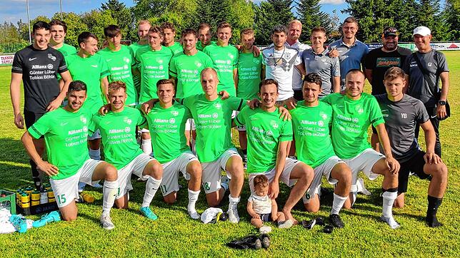 So sehen Sieger aus: Die SG Mettingen/Krenkingen gewann das Turnier um den Schertle-Schmidt-Pokal beim FC Birkendorf.