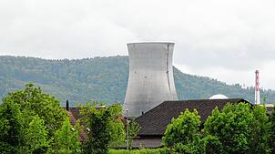 Das Schweizer Atomkraftwerk Leibstadt von Waldshut aus gesehen. Am 22. Juli 2025 wird die Dampfwolke nicht zu sehen sein, da das AKW neu ...