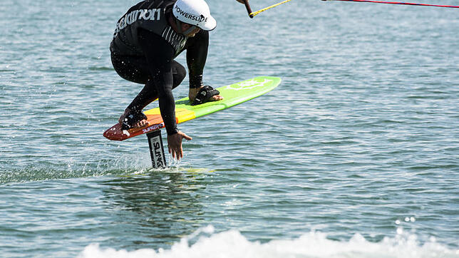 Die ruhige Fahrt des Wake-Foil-Boards ermutigt Ralph Kurz zu kleinen Showeinlagen.