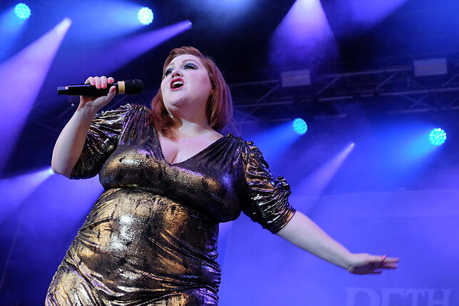 Diese Freundin öffnet ungeahnte Türen: Beth Ditto überzeugte bei ihrem Auftritt im Rahmen des Hohentwielfestivals. Bilder: Sabine Tesche