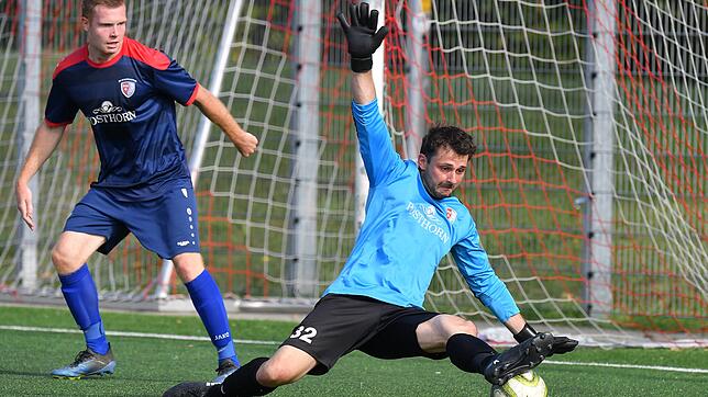 Machtlos: Timo Schäuble ersetzte beim Aufsteiger FC Schlüchttal den verletzten Torwart Simon Hepp. An der 0:4-Niederlage des Neulings ...