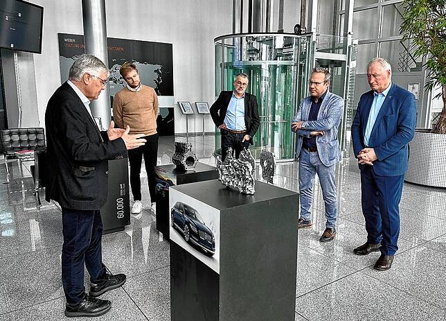 Firmengründer und Holding-Gesellschafter Albert Weber (links) präsentiert im Foyer der Albert Weber GmbH die Produktpalette des ...