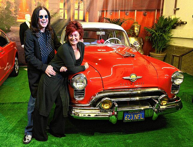 Im Jahr 2007 in den USA, Gardena: Ozzy und Sharon Osbourne bei der Pressevorschau für den Verkauf von Immobilien aus dem Besitz der ...