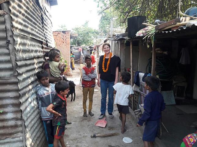 Katharina Hinnenberger bei ihrem Besuch in der indischen Stadt Anand.