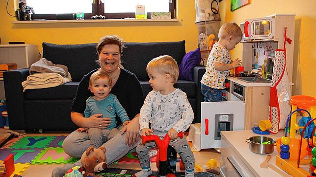Besonders beliebt im Spielzimmer ist die Küche, an der Marlon gerne spielt. Erwin sitzt auf dem Laufrad und Nadine Klopckes Sohn Paul ...