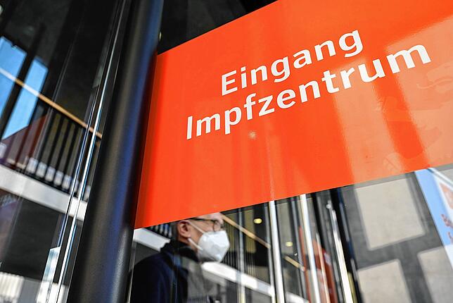 Ein Mann verlässt das Kreisimpfzentrum in der Oberschwabenhalle in Ravensburg.