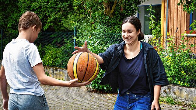 Mirjam Goll arbeitet als Sozialarbeiterin bei der Linzgau Kinder- und Jugendhilfe. Die 27-Jährige betreut aktuell acht Jungs im Alter ...