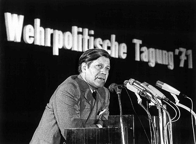 Noch im Amt des Verteidigungsministers: Helmut Schmidt bei einer wehrpolitischen Tagung der SPD im Jahr 1971.