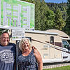 Werner und Angela Creutzburg aus Zaberfeld fühlen sich auf dem jetzt komplett ausgestatten Wohnmobilstellplatz der Gemeinde Beuron gut ...