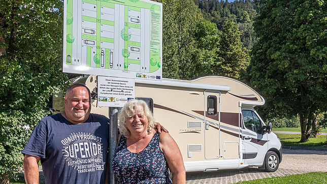 Werner und Angela Creutzburg aus Zaberfeld fühlen sich auf dem jetzt komplett ausgestatten Wohnmobilstellplatz der Gemeinde Beuron gut ...