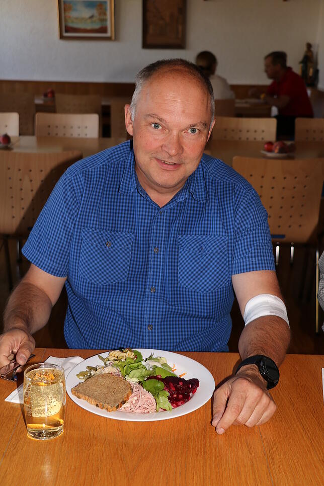 Uwe Lücke genießt seinen Salatteller nach der Blutspende.