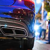 Polizeibeamte kontrollieren sogenannte Autoposer. Diese Aufnahme entstand 2016 in Mannheim.
