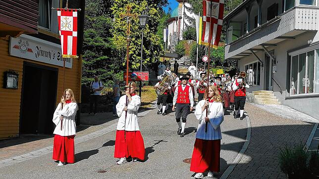 Ministrantinnen und die Trachtenkapelle führen an Mariä Himmelfahrt 2022 die Patroziniumsprozession durch Todtmoos an. Im Hintergrund ...