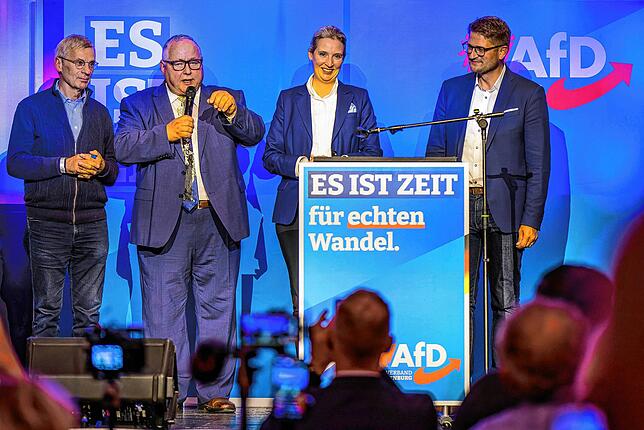 Die AfD könnte in Brandenburg stärkste Kraft werden. Das Bild zeigt (von links) Hans-Christoph Berndt, Fraktionsvorsitzender, Steffen ...