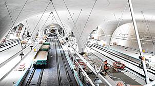 Bauarbeiter arbeiten in der Bahnsteighalle für den neuen Tiefbahnhof im Rahmen des milliardenschweren Bahnprojekts Stuttgart 21.