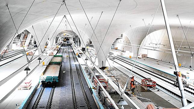 Bauarbeiter arbeiten in der Bahnsteighalle für den neuen Tiefbahnhof im Rahmen des milliardenschweren Bahnprojekts Stuttgart 21.