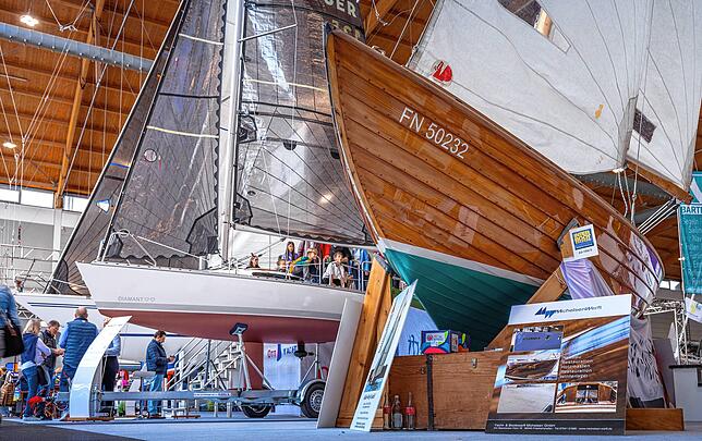 Im Vordergrund ein historisches Boot der Michelsen-Werft in Friedrichshafen, im Hintergrund eine Diamant und eine Aphrodite 101, beide ...