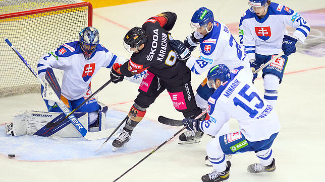 Beim Eishockey-Länderspiel von Deutschland gegen die Slowakei wirbelt am 29. April Deutschlands Alexander Karachun im dunklen Trikot ...