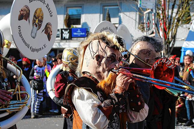 Bild 10: Bilder vom närrischen Treiben beim Treffen der Narren am Fasnachtsmontag in Stühlingen (Teil 2)