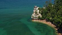 Farben wie in der Karibik, Temperaturen wie im Nordpolarmeer: Der Lake Superior (Oberer See) gehört zu den größten der Welt.