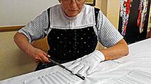 Mit der Brennschere formt Heidi Merkle Falten in die gestärkte Baumwollbahn. Bild: Alfred Moosmann/Heimathaus