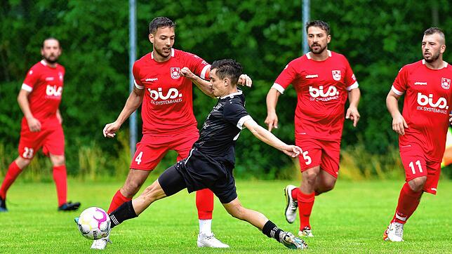 Joel Günter (schwarzes Trikot) von der SG Fischbach/Weiler versucht, dem Geisinger Tobias Münch den Ball abzujagen. Die Geisinger Celil ...