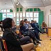 Petra Bialoncig (rechts) vom Stiftungsvorstand der Messmerstiftung verkündete die aktuelle Vergabe von über 338.000 Euro an die Schulen ...