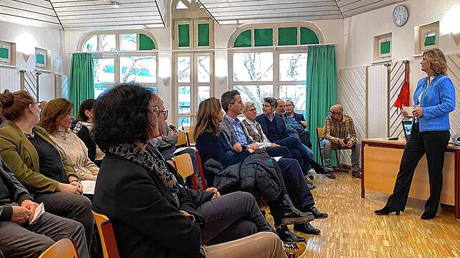 Petra Bialoncig (rechts) vom Stiftungsvorstand der Messmerstiftung verkündete die aktuelle Vergabe von über 338.000 Euro an die Schulen ...