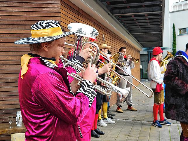 Bild 4: Schmotziger Dunschtig: Die Narren ziehen in Immenstaad durch die Straßen