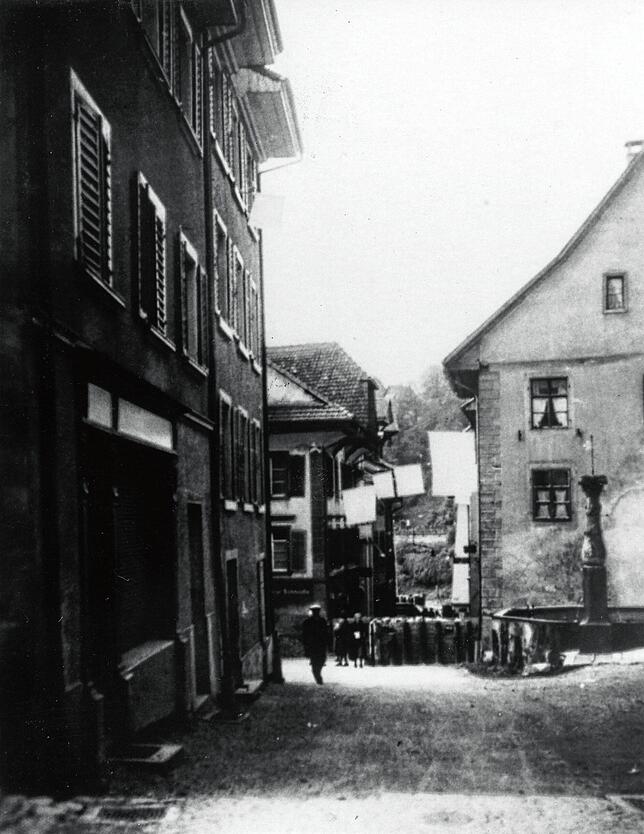 Am 25. April 1945 nehmen französische Truppen die Stadt Laufenburg kampflos ein: An den Häusern hängen die weißen Flaggen.