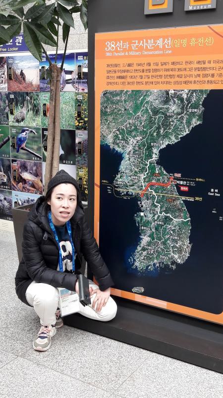 Die Südkoreanerin Sunjung Lee vor einer Karte des geteilten Landes.