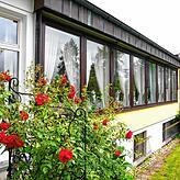 Das Hotel Diegner von der Südseite. Die Rosen weißen darauf hin: Hier oben auf dem Hubenloch liegt Deutschlands höchst gelegener ...