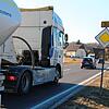Die Bundesstraße&nbsp;311 führt durch den Meßkircher Ortsteil Menningen &ndash; im Hintergrund ist Leitishofen zu erkennen. Eine neue ...