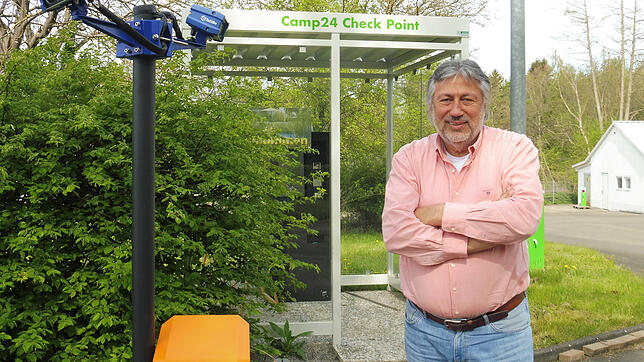 Metin Sentürk, Geschäftsführer der CAMP/24 Check in GmbH, vor dem Check Point auf dem Firmengelände in Rielasingen. Die Firma hat die ...