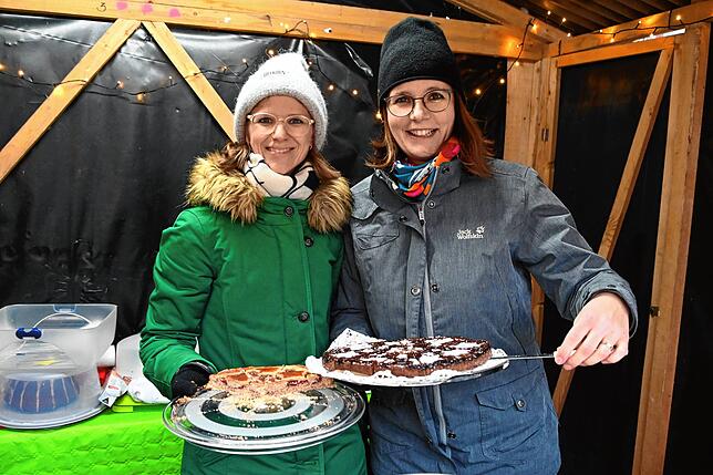 Kathrin Spielberg (links) und Brigitte Hofer verkaufen zugunsten des Kindergarten zum guten Hirten Kuchen und Plätzchen.